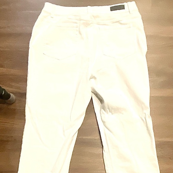 Kenneth Cole High Rise White Button-Fly Jeans - Picture 5 of 8